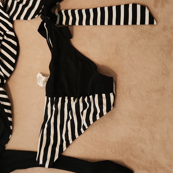 Bikini - Picture 4 of 7